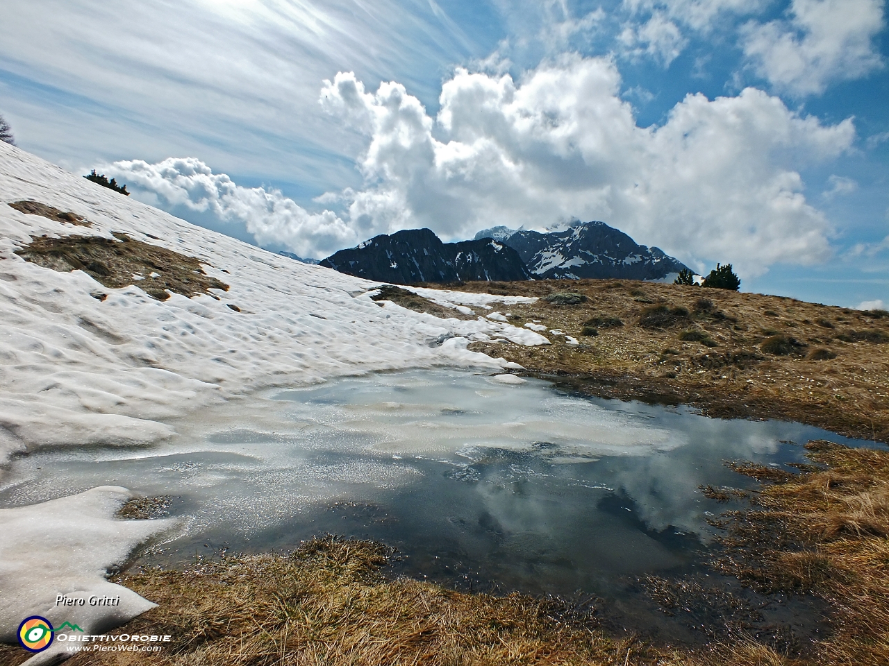 27 Pozza di Monte Campo in disgelo con Corno Branchino ed Arera.JPG